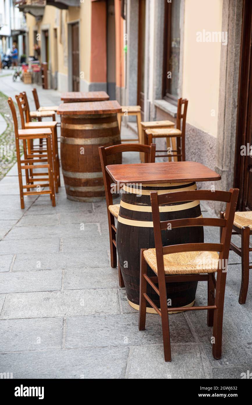 Bartische und Stühle auf einer Straßenterrasse in Italien Stockfoto