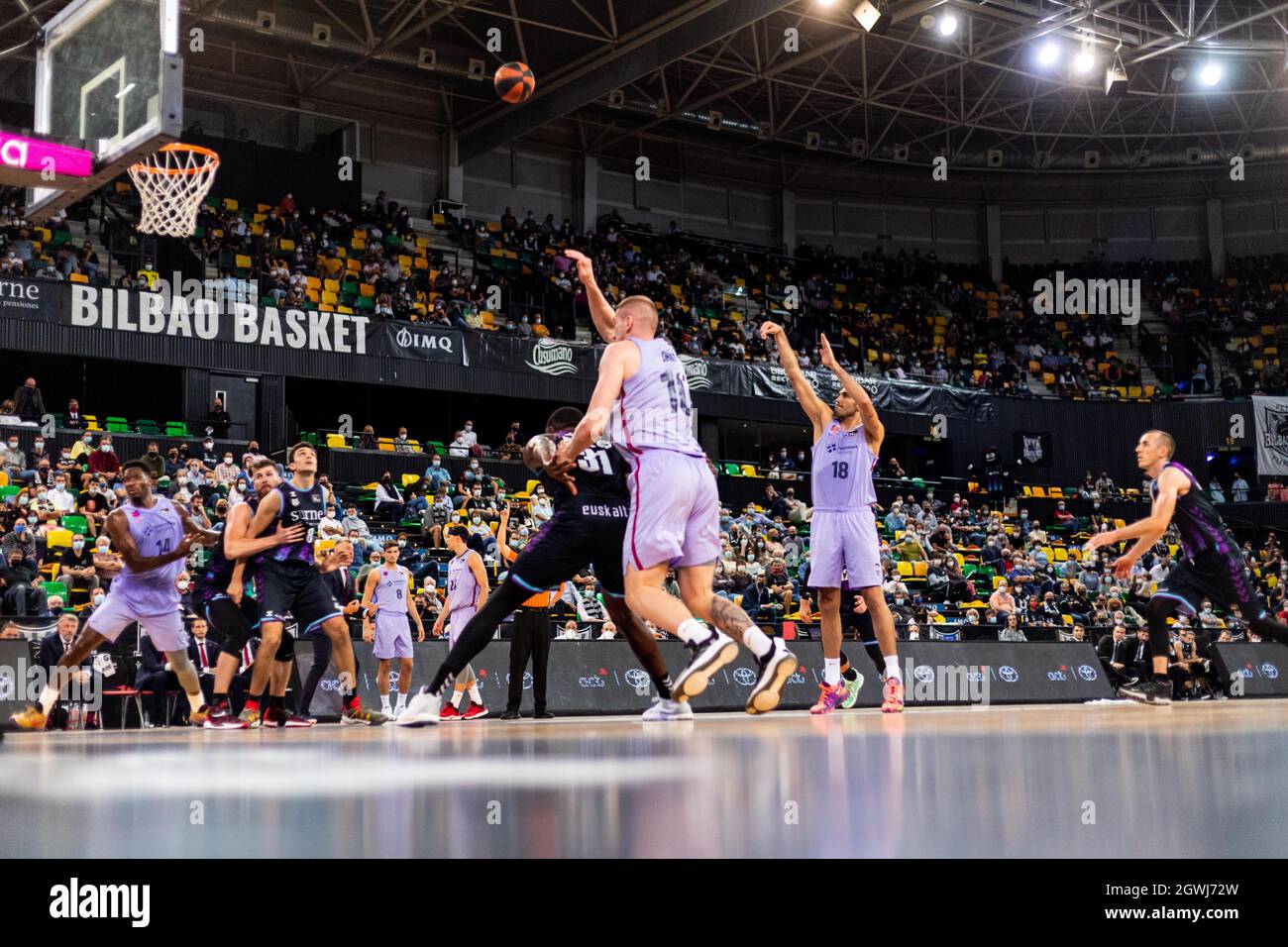 Bilbao, Baskenland, SPANIEN. Oktober 2021. PIERRE ORIOLA (18) aus Barcelona auf der Freiwurflinie während des Liga-ACB-Spiels zwischen Surne Bilbao Basket und dem FC Barcelona in der Miribilla Bilbao Arena. (Bild: © edu Del Fresno/ZUMA Press Wire) Stockfoto