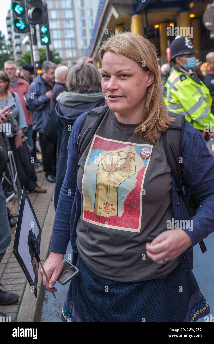 London, Großbritannien. Oktober 2021. Die Leute kamen aus Stockton, wo 1933 eine weitere Schlacht gegen einen marsch von Mosely stattfand. Am 85. Jahrestag der Schlacht von Cable Street versammeln sich Menschen, um an den Akt der Einheit gegen die faschistische Bedrohung zu erinnern, als die jüdische und irische Gemeinde in East London und ihre Verbündeten die Straßen blockierten, um zu verhindern, dass Oswald Mosley und seine britische Union der Faschisten durchmarschieren. Sie marschierten von der Dock St entlang der Cable St zu einer Kundgebung neben dem Wandgemälde in St. George's Gardens. Peter Marshall/Alamy Live News Stockfoto