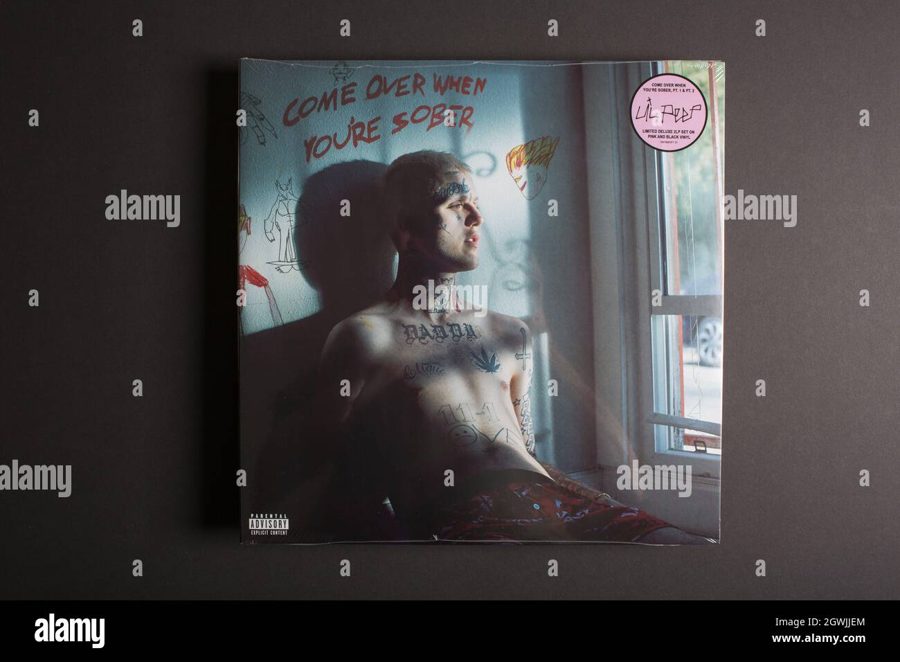 Moskau, Russland - 3. Oktober 2021: Deluxe 2 LP Edition des Albums des amerikanischen Rappers Lil Peep kommt vorbei, wenn man nüchtern ist. Schallplatte aus versiegeltem Vinyl. Stockfoto
