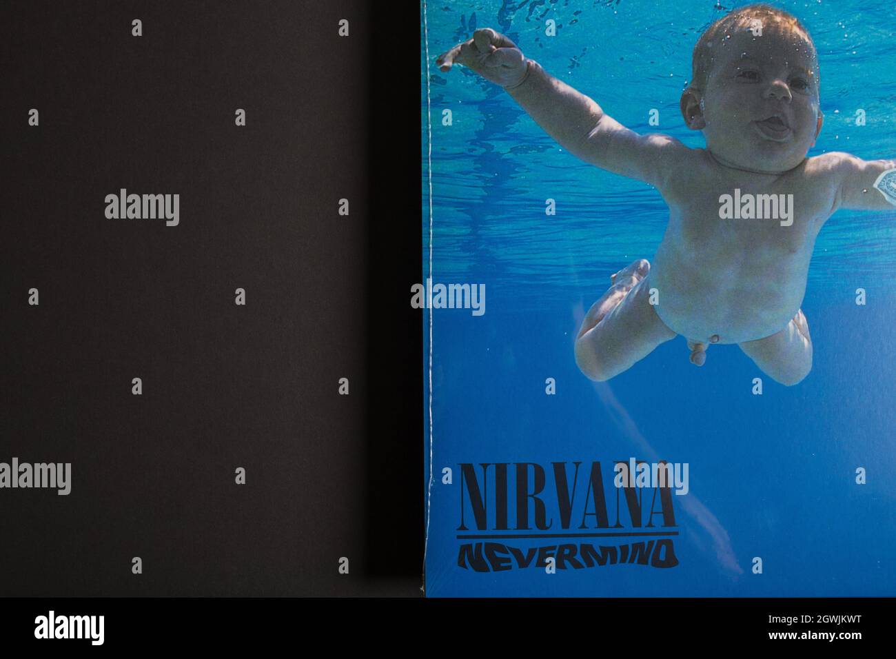Moskau, Russland - 3. Oktober 2021: Nahaufnahme des Nevermind-Albums von Nirvana. Sealed LP Vinyl-Schallplatte. Stockfoto