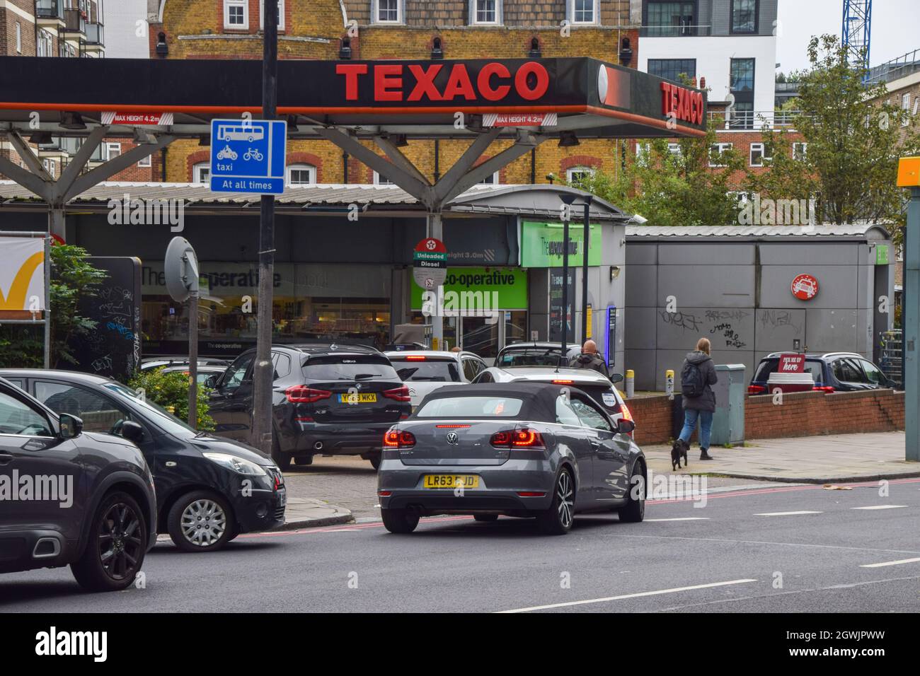 London, Großbritannien. Oktober 2021. Autos stehen an einem Texaco-Bahnhof im Zentrum von London an. An vielen Tankstellen ist aufgrund des Mangels an Lkw-Fahrern im Zusammenhang mit dem Brexit und des panischen Kaufs Benzin ausgelaufen. Stockfoto