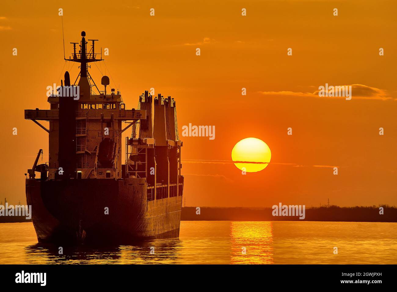 Das Schiff steht auf der Straße vor dem Hintergrund des Sonnenuntergangs Stockfoto