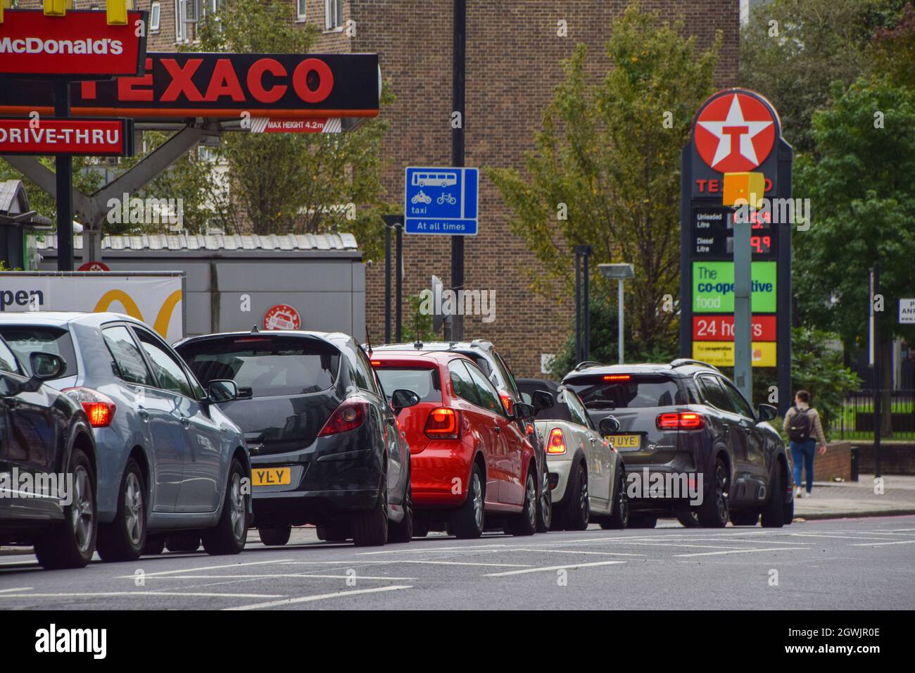 London, Großbritannien. Oktober 2021. Autos stehen an einem Texaco-Bahnhof im Zentrum von London an. An vielen Tankstellen ist aufgrund des Mangels an Lkw-Fahrern im Zusammenhang mit dem Brexit und des panischen Kaufs Benzin ausgelaufen. Stockfoto