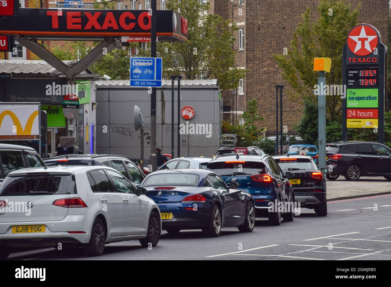London, Großbritannien. Oktober 2021. Autos stehen an einem Texaco-Bahnhof im Zentrum von London an. An vielen Tankstellen ist aufgrund des Mangels an Lkw-Fahrern im Zusammenhang mit dem Brexit und des panischen Kaufs Benzin ausgelaufen. Stockfoto