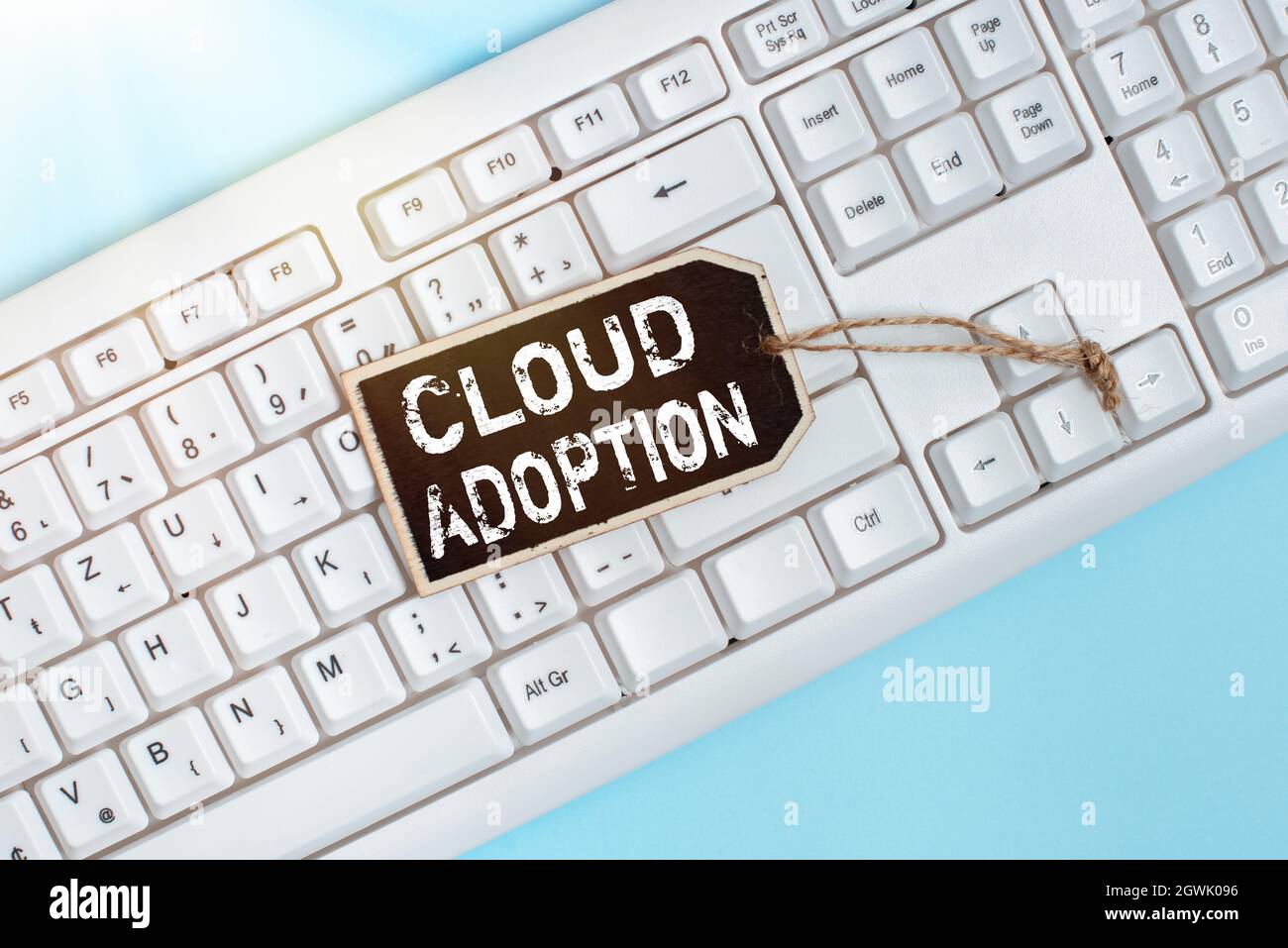 Inspiration, die Zeichen zeigt, wie die Cloud angenommen wird. Internet-Konzept strategische Bewegung von Organisationen zur Reduzierung von Kosten und Risiko Sammlung von leeren Sticker Stockfoto