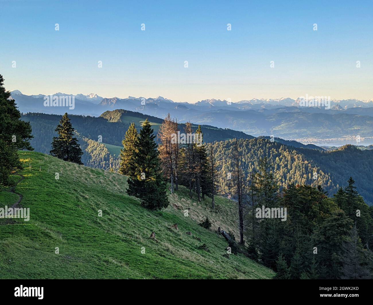 Schnebelhorn, Fischenthal Swizterland. Schöne Wanderung im zürcher oberland mit Blick auf die Berge. Herbst Stockfoto