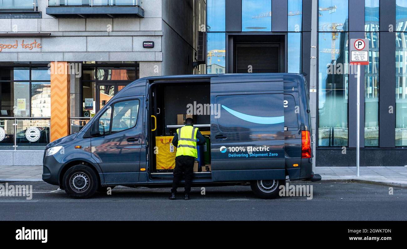 Ein Amazon-Lieferwagen, Ein Mercedes eSprinter-Elektrotransporter, der Pakete an den Südstaaten des Liffey in Dublin, Irland, liefert. Stockfoto