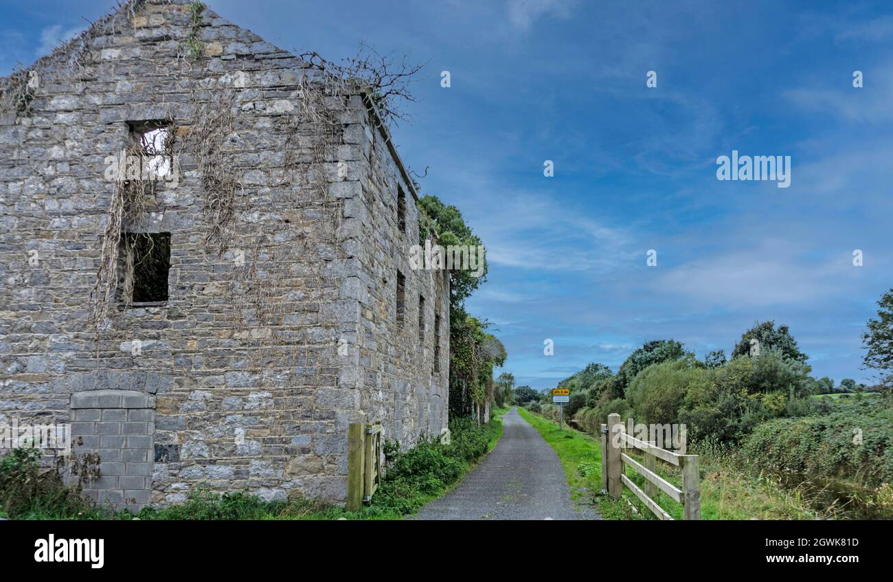 Ein altes Kanalgebäude am Royal Canal in der Nähe von Ballymahon in der Grafschaft Longford, Irland. Stockfoto