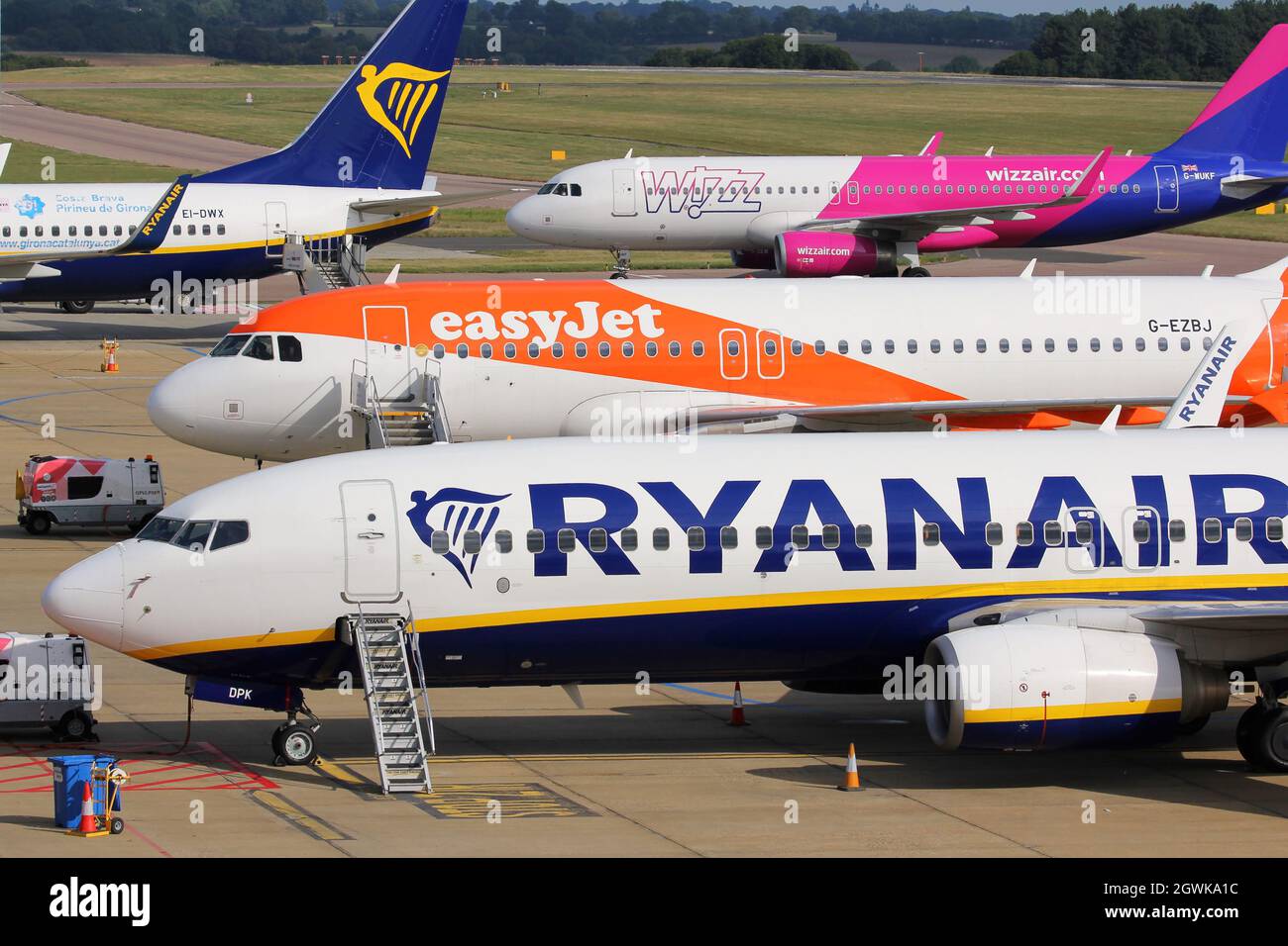 Flugzeuge der Low-Cost-Fluggesellschaften easyJet, Ryanair und Wizz Air am Flughafen London Luton Stockfoto