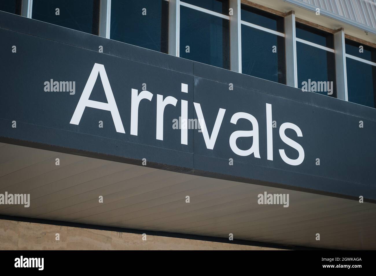 Teneriffa, Spanien - September, 2021: Ankunftsschild am Flughafen Stockfoto