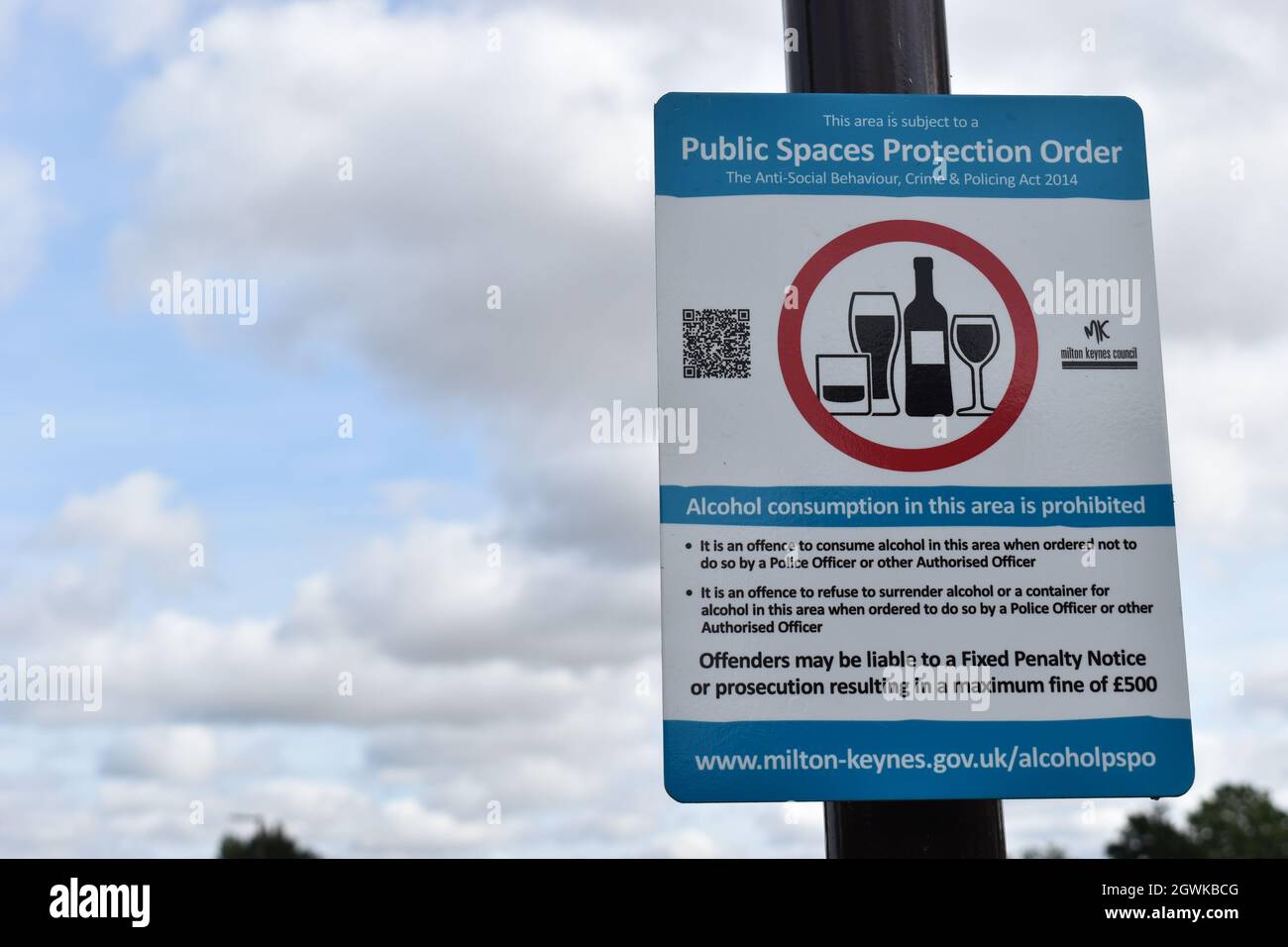 Eine Mitteilung der Schutzanordnung für öffentliche Räume, die den Konsum von Alkohol mit Kopierraum verbietet. Stockfoto