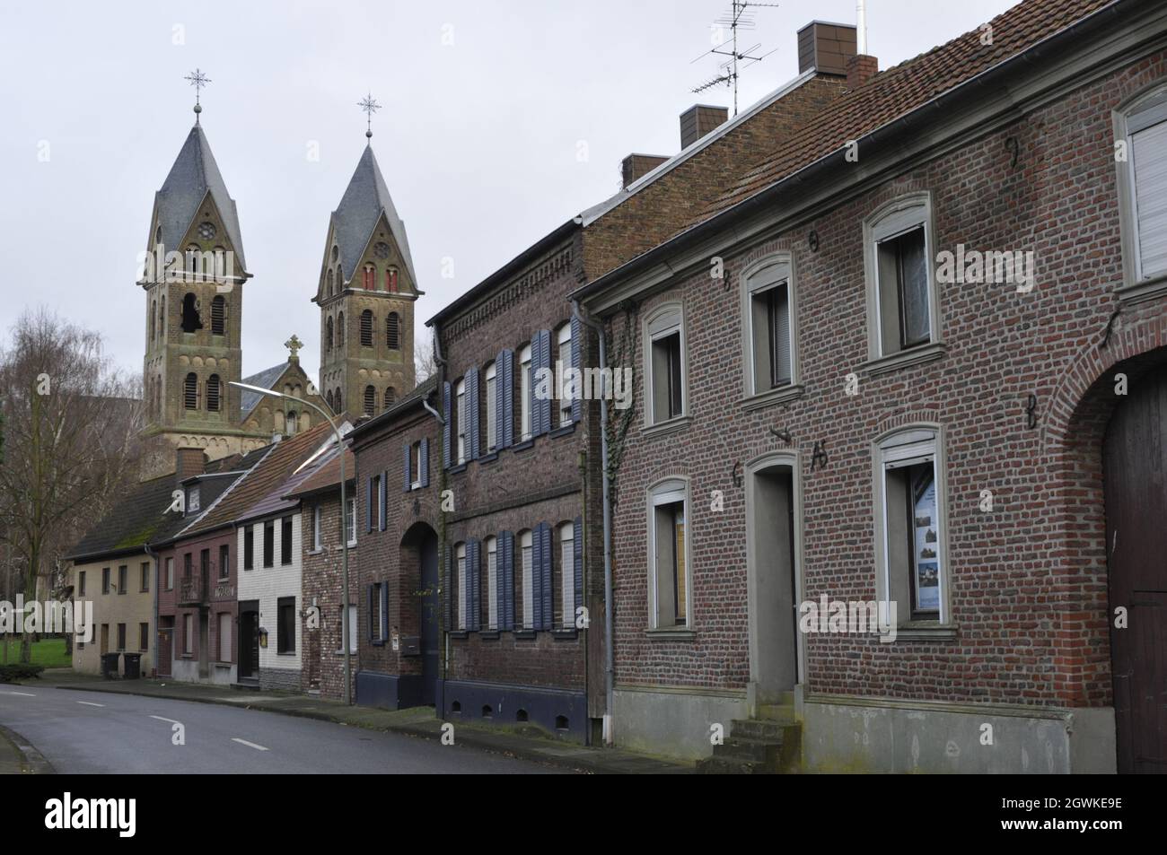 IMMERRATH, DEUTSCHLAND - 06. Jan 2018: Die Kirche St. Lambertus, Immerath, Deutschland gegen den weißen Himmel Stockfoto