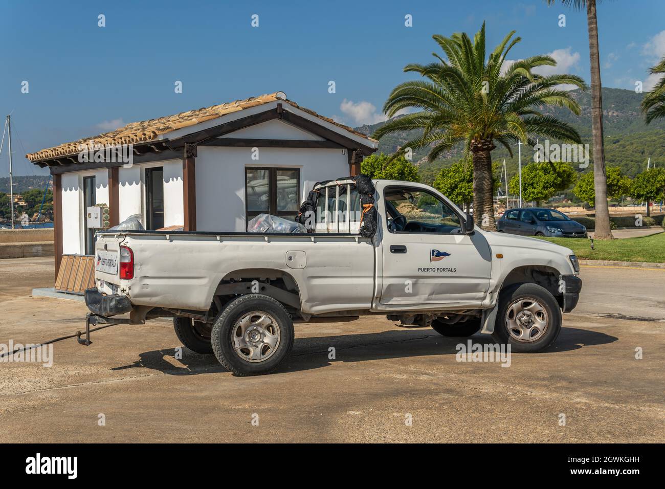 Puerto Portals, Spanien; oktober 02 2021: Weißer Pickup-Wagen mit dem Puerto Portals-Logo für die Müllabfuhr Stockfoto
