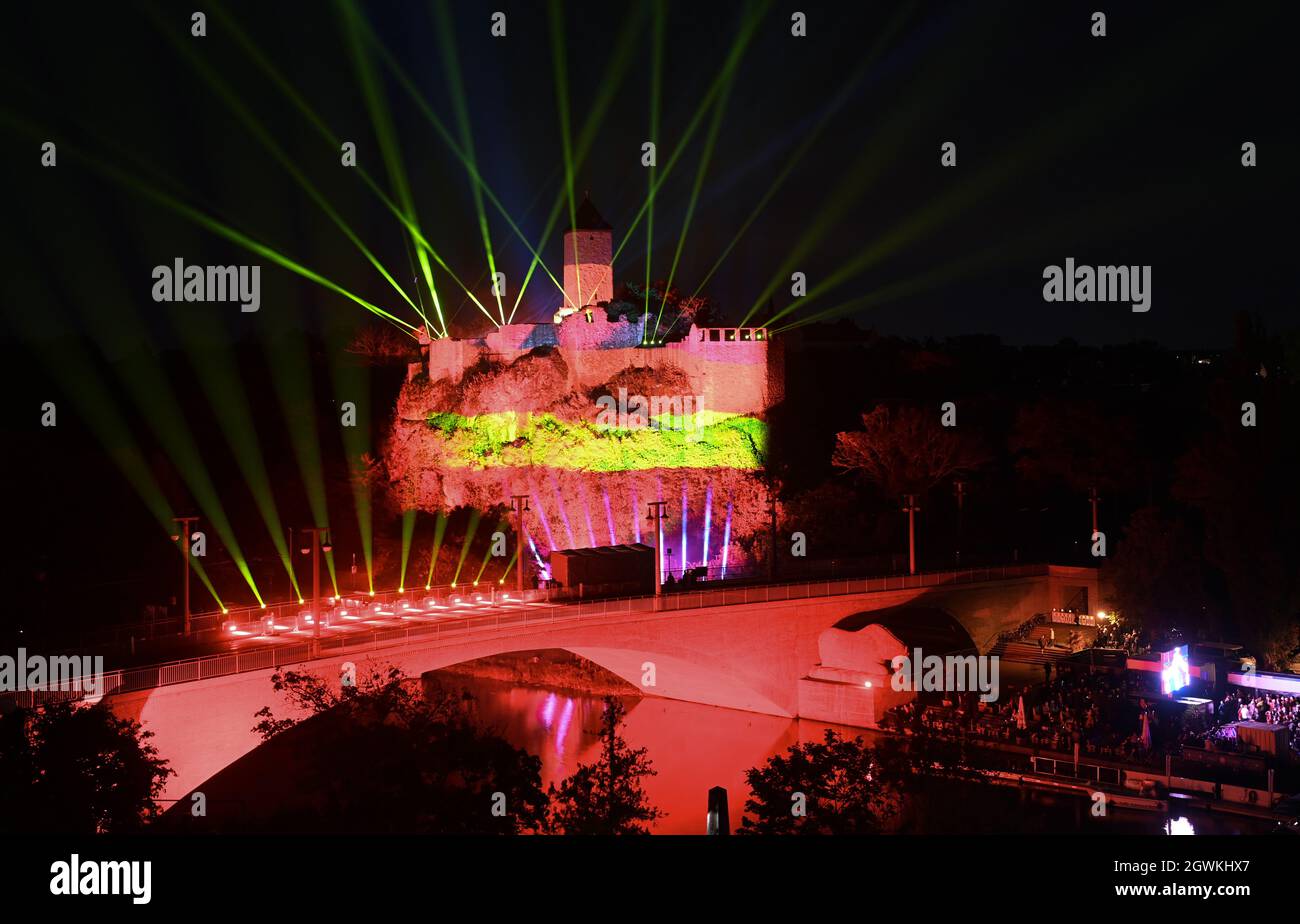 03. Oktober 2021, Sachsen-Anhalt, Halle (Saale): Die Ruinen von Schloss Giebichenstein erstrahlen in den Farben der Bundesflagge. Zum Abschluss der zentralen Feierlichkeiten zum Tag der Deutschen Einheit findet in der Burgruine eine Multimedia- und Drohnenshow statt. Foto: Hendrik Schmidt/dpa-Zentralbild/dpa Stockfoto