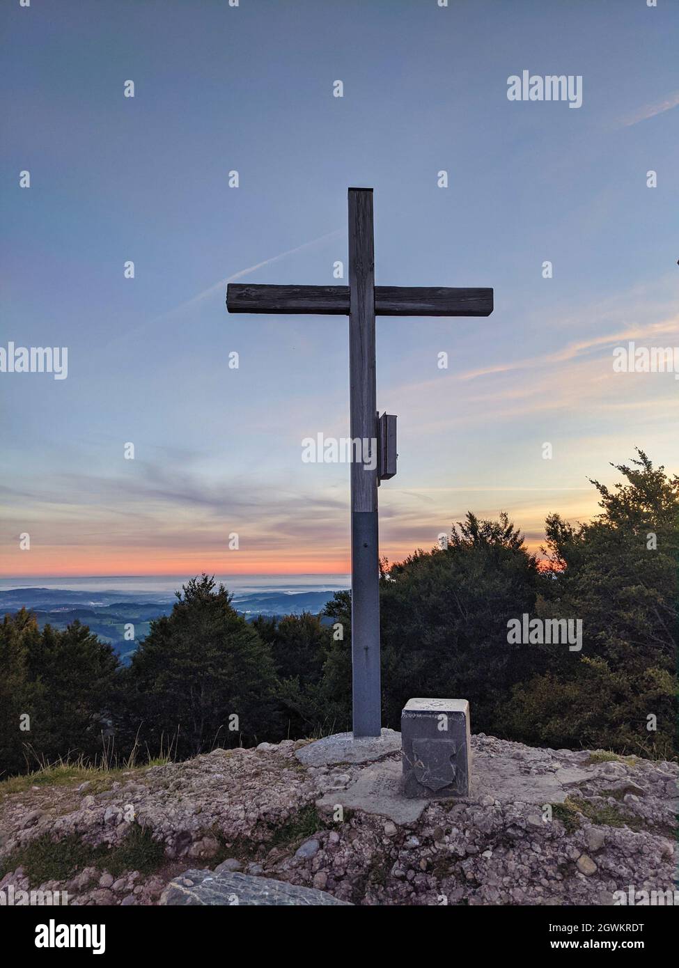 Gipfelkreuz auf dem Schneelhorn im zürcher oberland. Herbstaufgang. Tolles Wandergebiet in der Schweiz. Hügel, Sonne Stockfoto