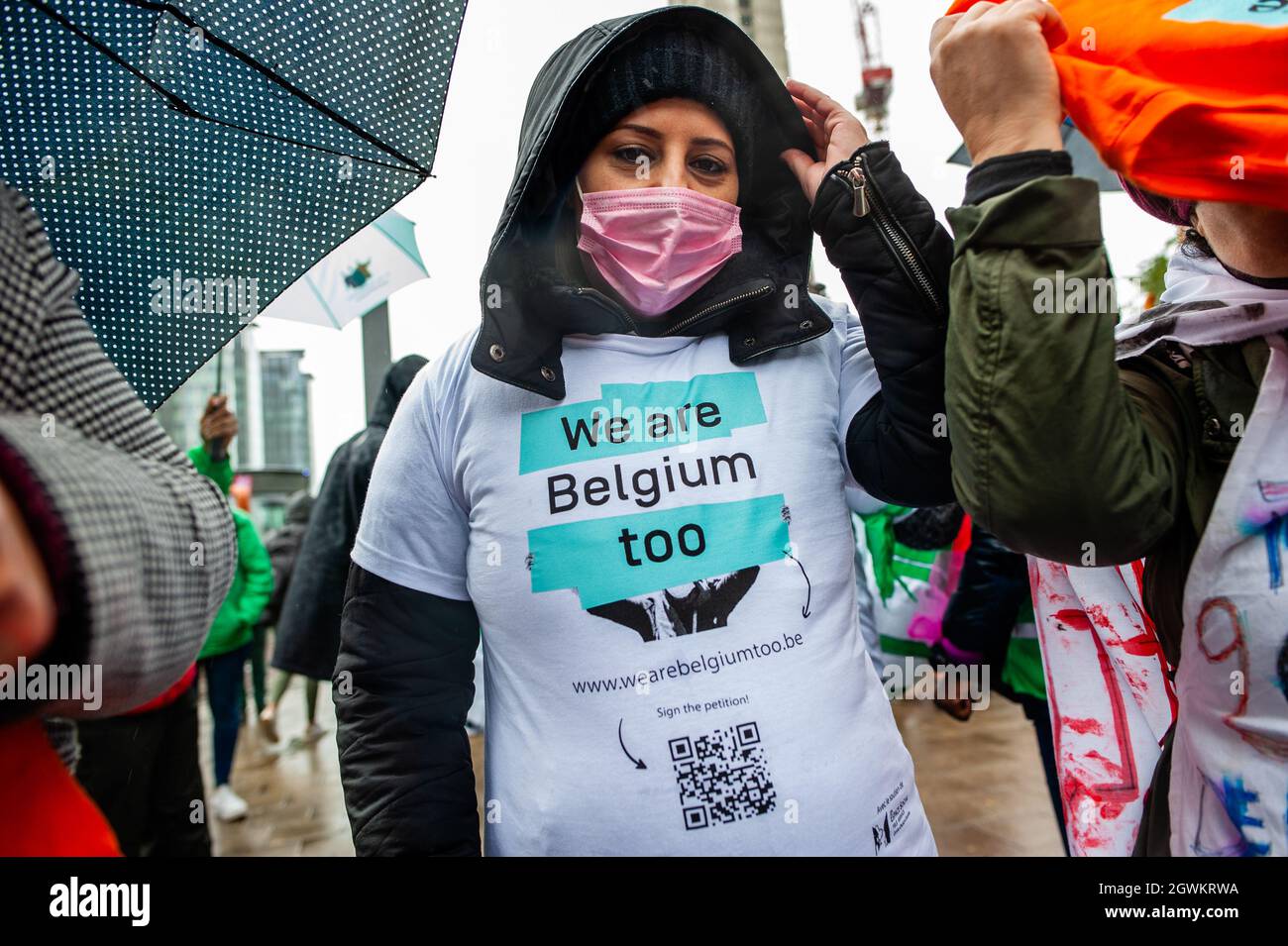 Eine Frau trägt ein T-Shirt für die Demonstration zur Unterstützung der illegalen Einwanderer in Belgien. Sans-Papiers (ohne Papiere), eine Organisation, die undokumentierte Migranten in Belgien vertritt und vertritt, plante einen marsch in Brüssel, als Teil einer breiteren Kampagne mit dem Titel „Wir sind auch Belgien“. Tausende von Menschen haben gezeigt, dass sie die Einrichtung einer nationalen regulierungskommission für nicht dokumentierte Migration fordern, und fordern die Integration von nicht dokumentierten Migranten in die belgische Rechtsstaatlichkeit. Stockfoto