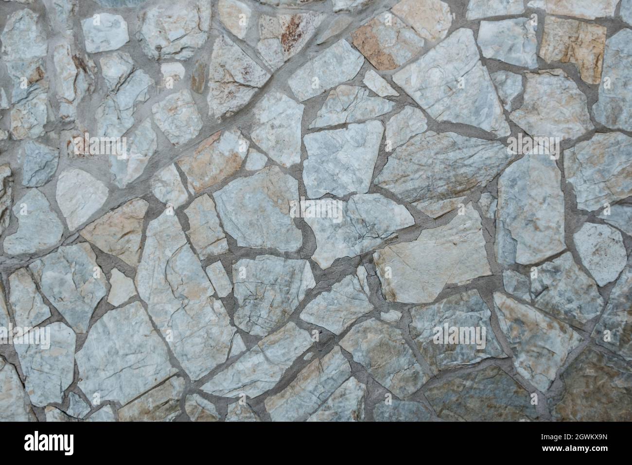 Natursteinwand, graues Steinmuster Stockfoto