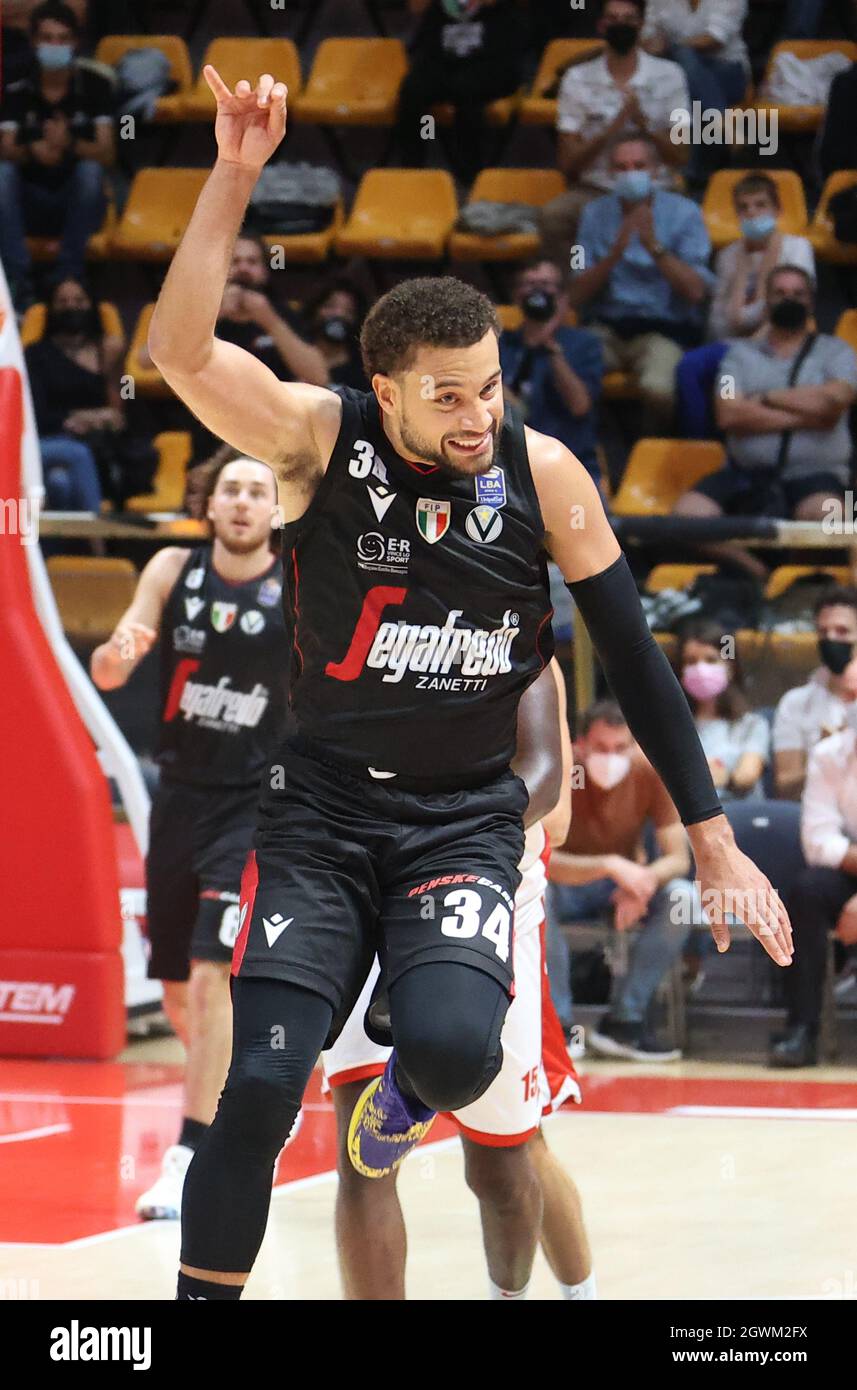 Bologna, Italien. Oktober 2021. Kyle Weems (Segafredo Virtus Bologna)während der Serie A1 italienischen LBA Basketball-Meisterschaft Spiel Segafredo Virtus Bologna gegen. Openjobmetis pallacanestro Varese im Sportpalast Paladozza - Bologna, 3. Oktober 2021 Quelle: Independent Photo Agency/Alamy Live News Stockfoto