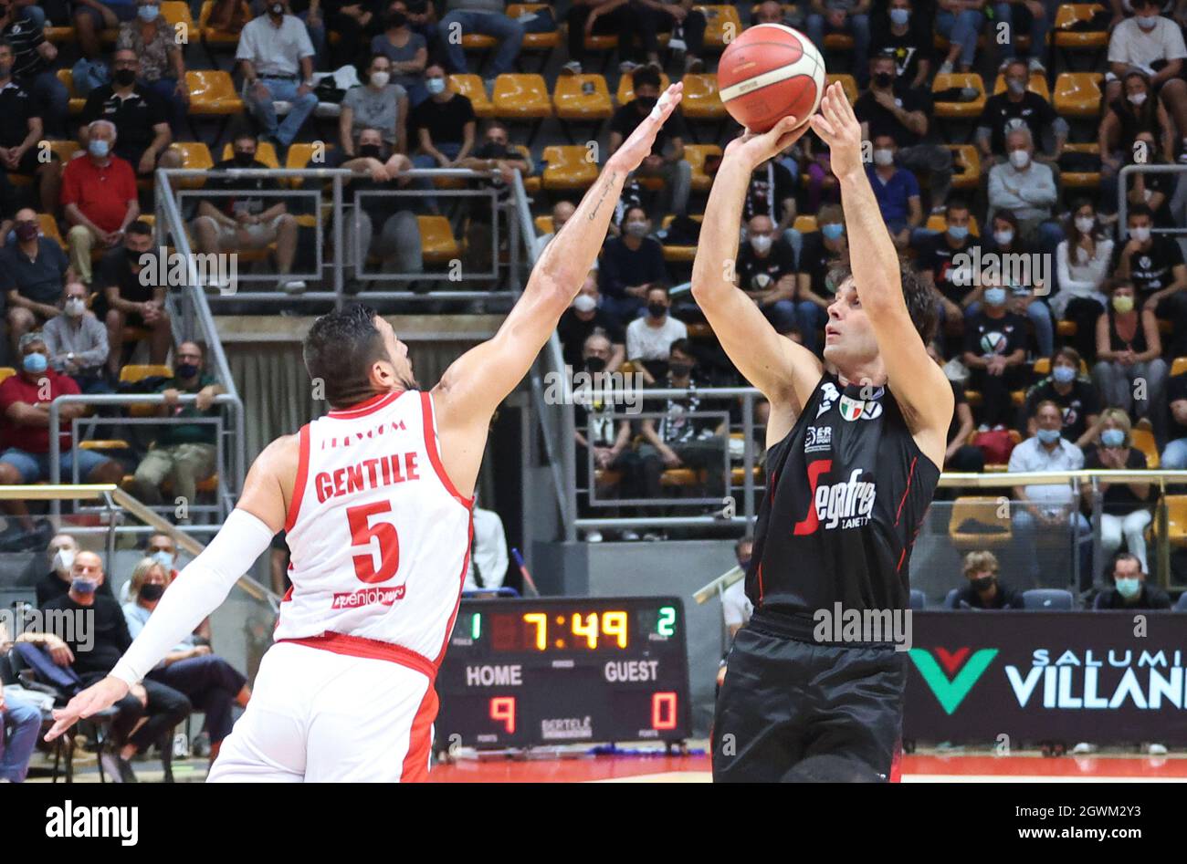 Bologna, Italien. Oktober 2021. Milos Teodosic (Segafredo Virtus Bologna)(R) wurde von Alessandro Gentile (Openjobmetis Pallacanestro Varese) während des italienischen LBA-Basketballturnierspiels Segafredo Virtus Bologna gegen die Serie A1 vereitelt. Openjobmetis pallacanestro Varese im Sportpalast Paladozza - Bologna, 3. Oktober 2021 Quelle: Independent Photo Agency/Alamy Live News Stockfoto