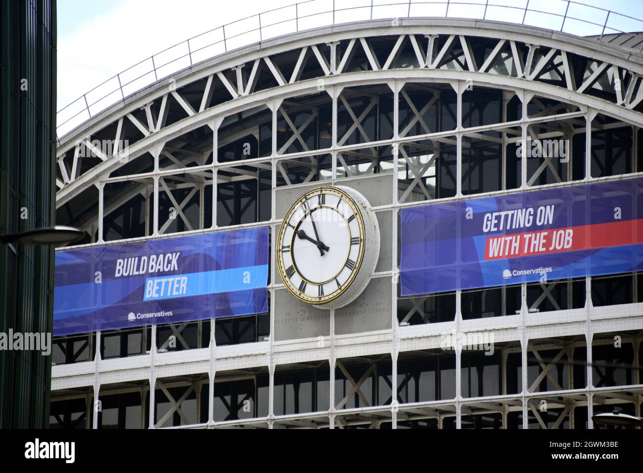 Parolen der Konservativen Partei: „besser aufbauen“ und „mit dem Job weiter machen“ auf dem Banner auf der Vorderseite des Manchester Central Convention Complex im Stadtzentrum von Manchester, wo die Konferenz der Konservativen Partei vom 3. Oktober bis 6. Oktober 2021 stattfindet. Stockfoto