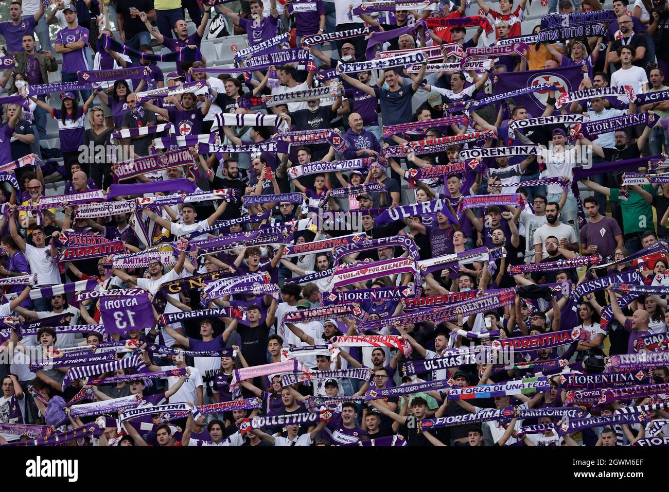 Franchi Stadium, Florenz, Italien. Oktober 2021. Serie A Fußball, Fiorentina versus Napoli : Fiorentina-Fans halten Schals Credit: Action Plus Sports/Alamy Live News Stockfoto