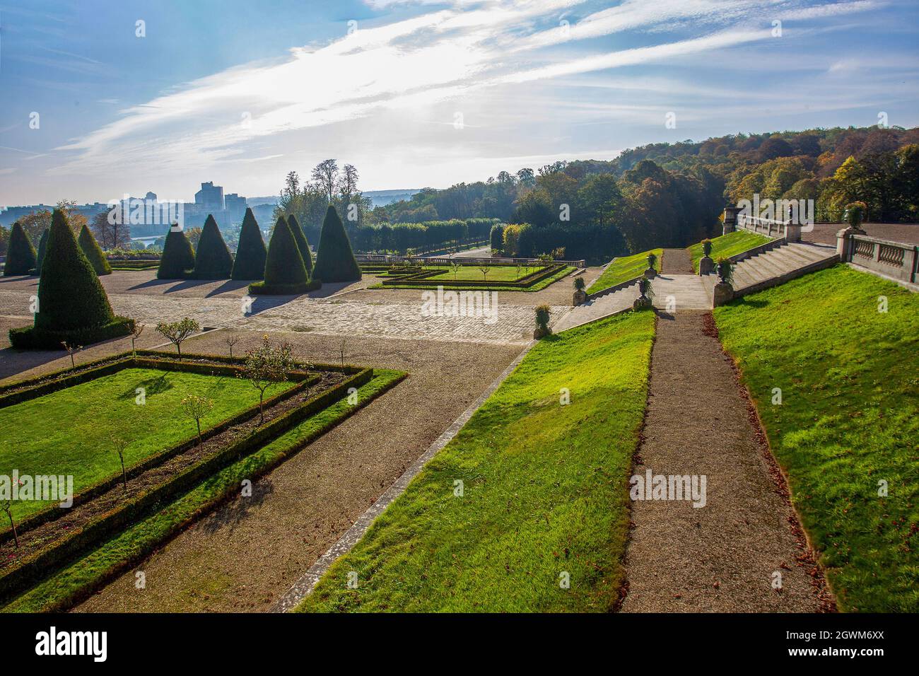 Idyllische Landschaft Topfpflanzen und Topiarbäume im Saint-Cloud Park - sonniger, oranger Herbsttag in Paris, Piese des Flusses seine Stockfoto