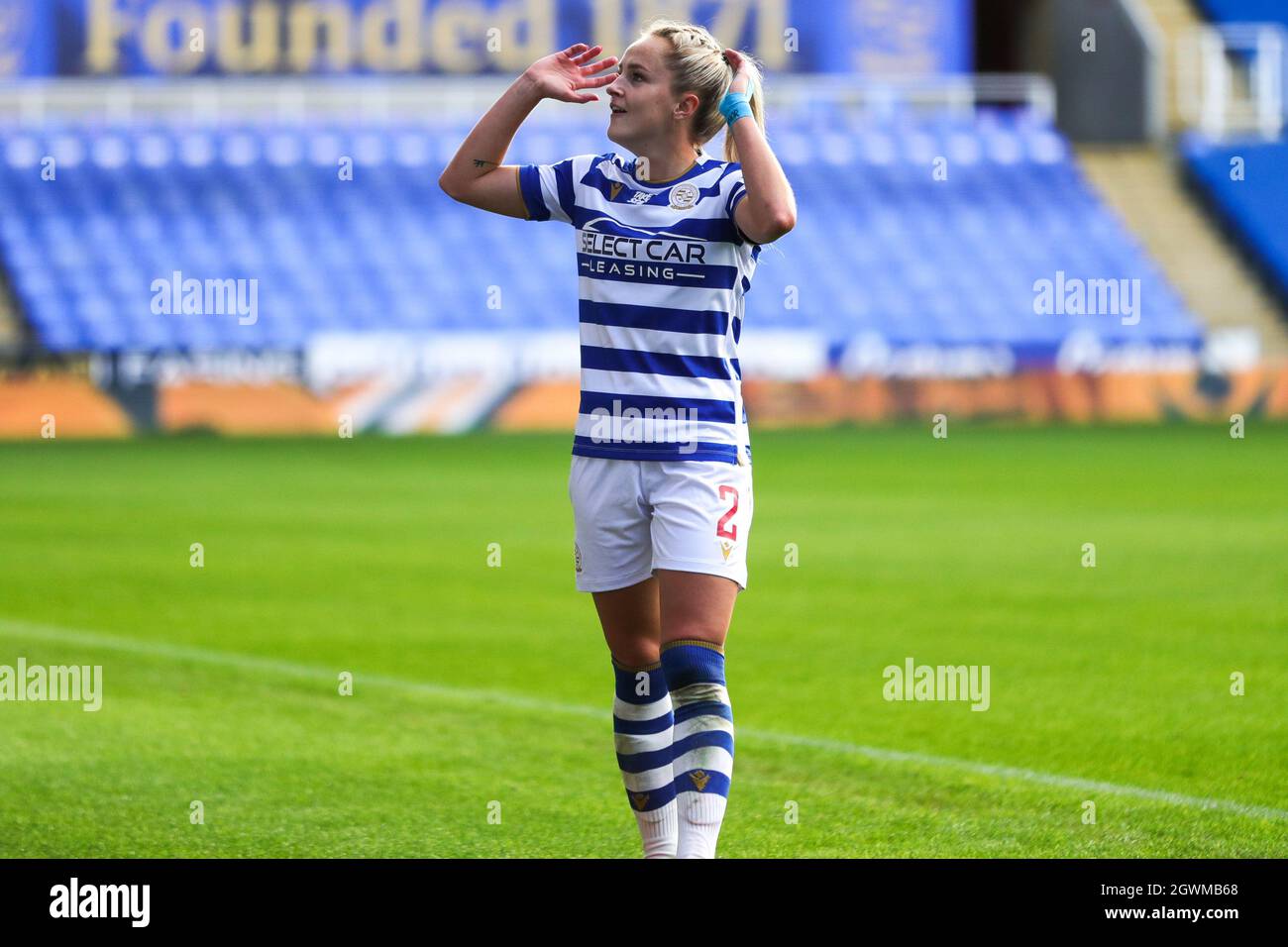 Reading, Großbritannien. Oktober 2021. Faye Bryson (2 Reading) wartet auf einen Fan, der den Ball während des Barclays FA Womens Super League-Spiels zwischen Reading und Everton im Select Car Leasing Stadium Reading, England, zurückwirft. Kredit: SPP Sport Pressefoto. /Alamy Live News Stockfoto