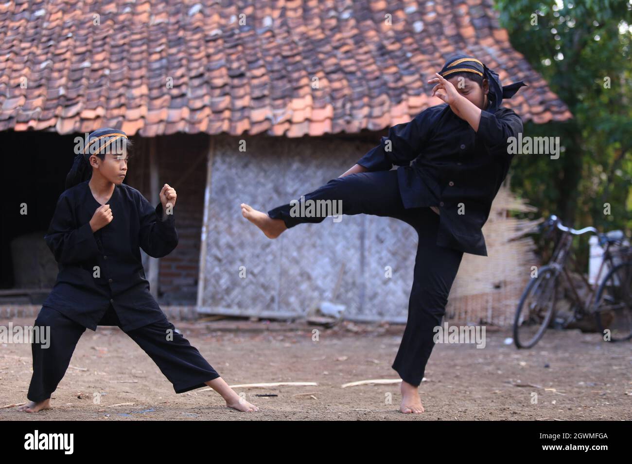 Pencak silat (indonesische Kampfkunst) Ausstellung von Kindern während des  Erntefestivals 2004 im Dorf Ciptagelar, Sukabumi Regentschaft, Provinz West  Java, Indonesien. August 2004. Archivfoto Stockfotografie - Alamy