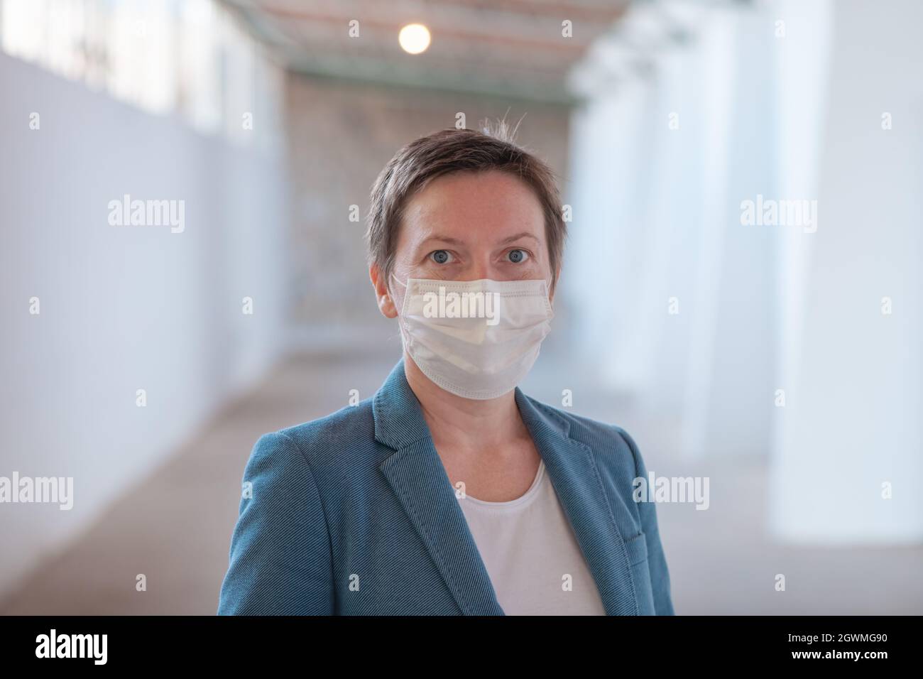 Geschäftsfrau mit schützender Gesichtsmaske während der Pandemien von Covid 19, selektiver Fokus Stockfoto