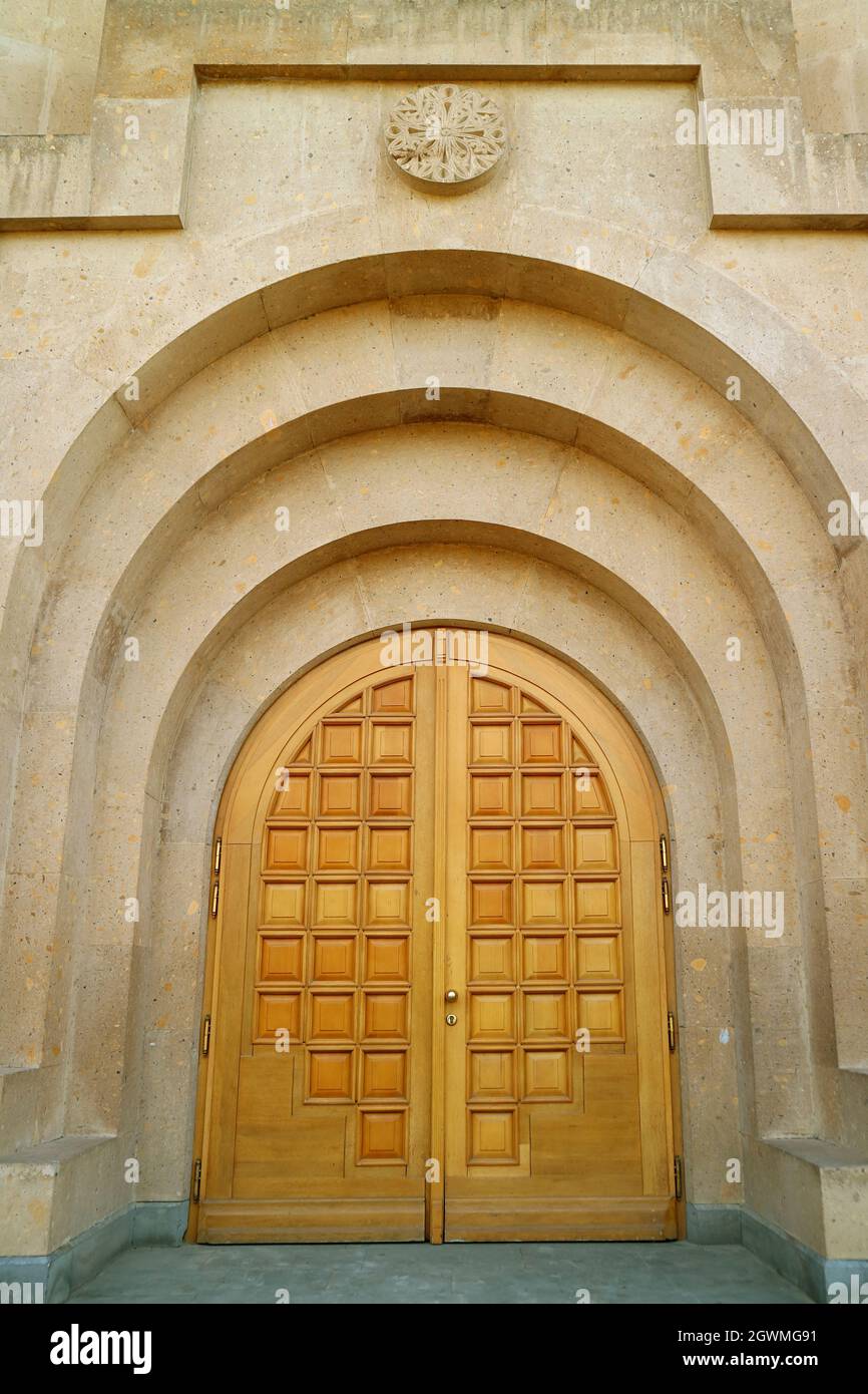 Beeindruckende Holztür der Kathedrale von Jerewan, Bezirk Kentron, Jerewan, Armenien Stockfoto