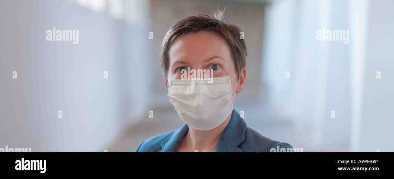 Geschäftsfrau mit schützender Gesichtsmaske während der Pandemien von Covid 19, selektiver Fokus Stockfoto