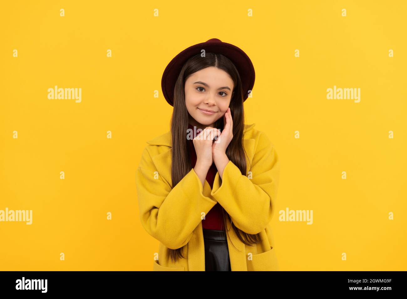 Portrait von modischen Kind auf gelbem Hintergrund. express positive Emotion. Herbst Mode-Stil Stockfoto