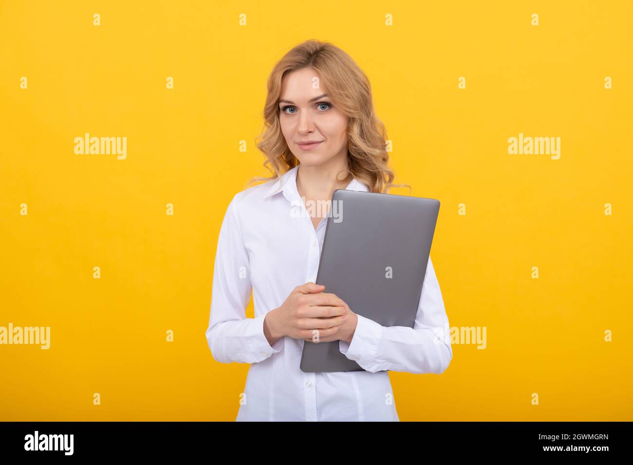 Lächelnde freiberufliche Frau halten drahtlosen Computer. Geschäftsfrau verwenden Laptop für Blogging Stockfoto