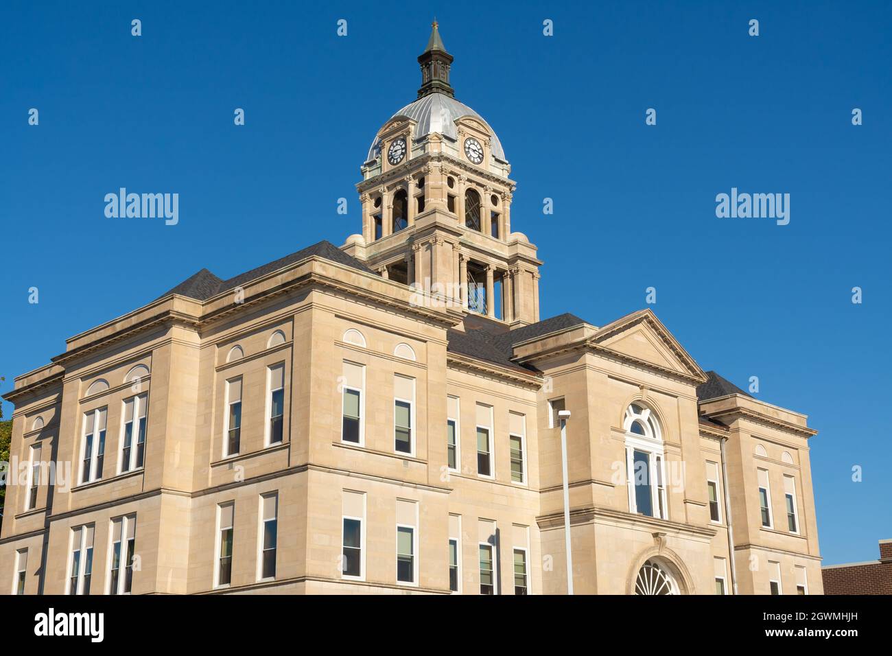 Altes Gerichtsgebäude an einem schönen Sommertag. Eureka, Illinois, USA Stockfoto