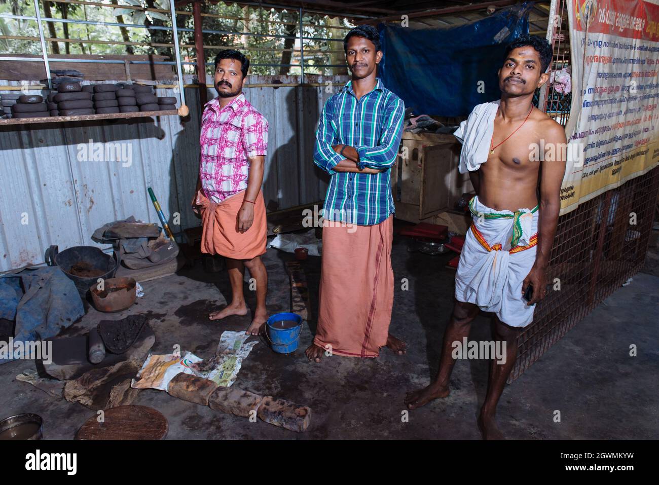 Aranmula, Indien - 5. Dezember 2015: Kerala. Silber Spiegel handgemachte Produktion in ländlichen Gebieten, macht der Mensch handgefertigte einzigartige Kunstwerke. Familie klein Stockfoto