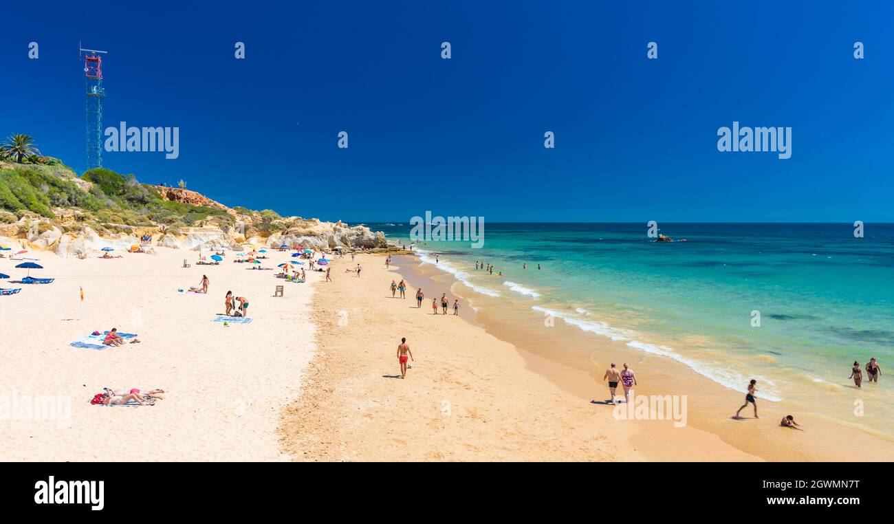 Panorama-Luftaufnahme von Praia Da Gale, Gale Strand, in der Nähe von Albufeira und Armacao De Pera, Algarve, Portugal Stockfoto