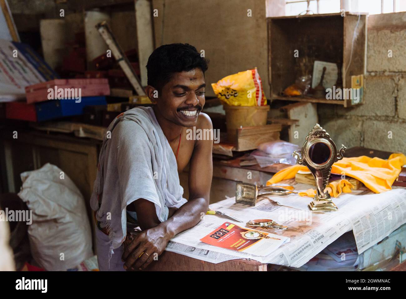 Aranmula, Indien - 5. Dezember 2015: Kerala. Silber Spiegel handgemachte Produktion in ländlicher Umgebung, handgemachte einzigartige Kunstwerke. Kleines Familienunternehmen Stockfoto