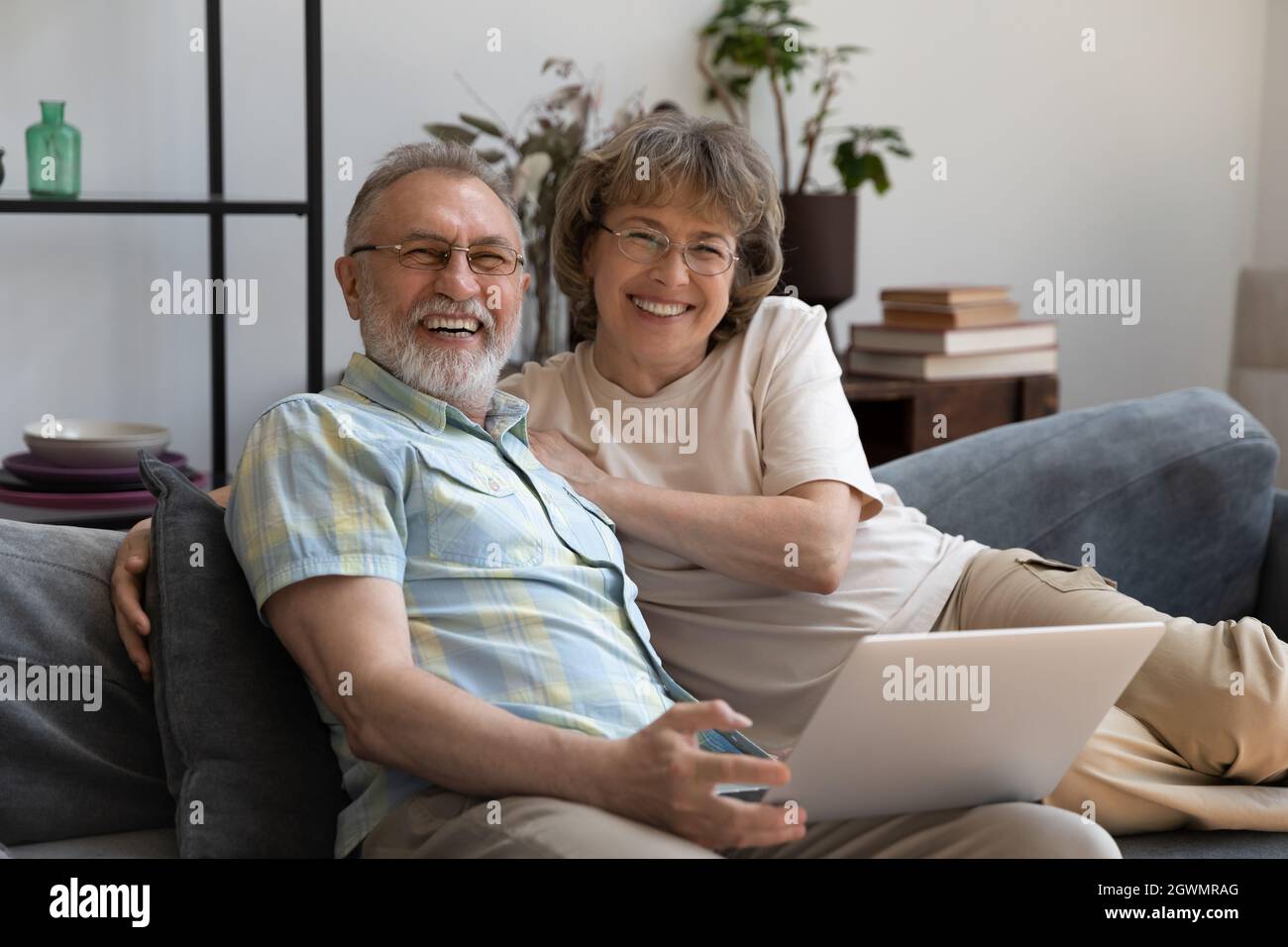 Porträt eines lächelnden schönen Familienpaares mittleren Alters. Stockfoto