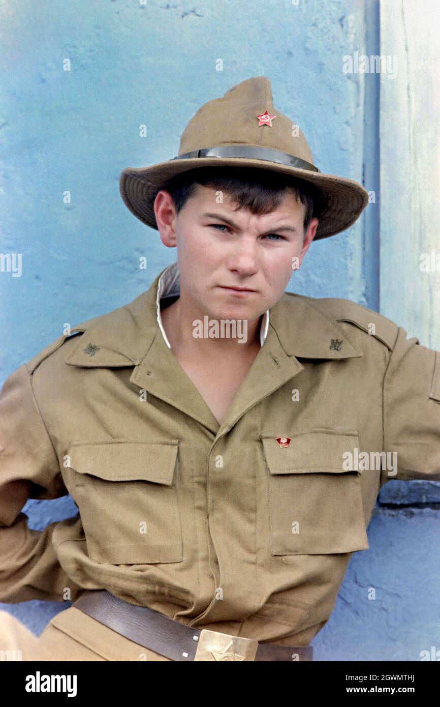 KABUL, AFGHANISTAN. Mai 1988. Ein junger sowjetischer russischer Soldat auf einer Militärbasis vor dem Beginn des Abzugs der sowjetischen Streitkräfte aus dem Land am 15. Mai 1988 in Kabul, Afghanistan. Stockfoto