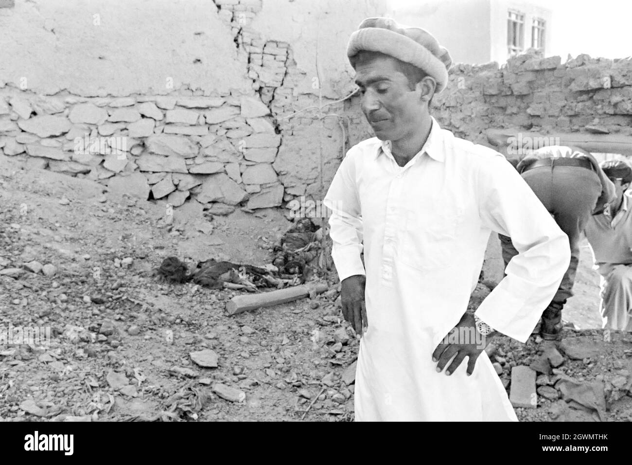 KABUL, AFGHANISTAN. April 1988. Ein afghanischer Vater wendet sich von dem Gemetzel ab, nachdem er seine beiden Töchter bei einem Raketenangriff im Wohnviertel Karte-ye-Sakhi am 16. April 1988 in Kabul, Afghanistan, getötet hat. Die Rakete, die von den afghanischen Mudschaheddin abgefeuert wurde, tötete zwei junge Schwestern, die in einem Hof spielten. Stockfoto
