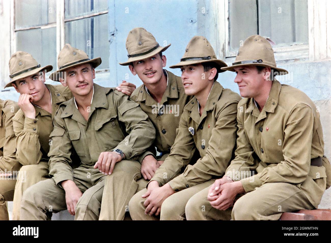 KABUL, AFGHANISTAN. Mai 1988. Sowjetische russische Soldaten entspannen sich auf einer Bank in ihren Kasernen vor dem Beginn des Abzugs der sowjetischen Truppen aus dem Land am 15. Mai 1988 in Kabul, Afghanistan. Stockfoto