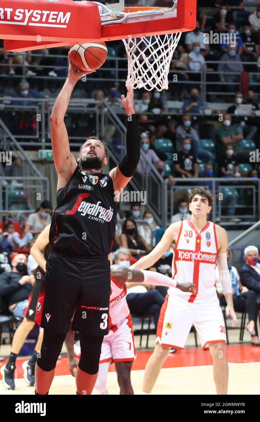 Bologna, Italien. Oktober 2021. Marco Belinelli (Segafredo Virtus Bologna)während der Serie A1 italienischen LBA Basketball-Meisterschaft Spiel Segafredo Virtus Bologna vs. Openjobmetis pallacanestro Varese im Sportpalast Paladozza - Bologna, 3. Oktober 2021 Quelle: Independent Photo Agency/Alamy Live News Stockfoto