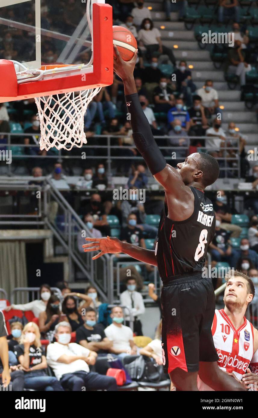 Bologna, Italien. Oktober 2021. Kevin Hervey (Segafredo Virtus Bologna) während der Serie A1 italienischen LBA Basketball-Meisterschaft Spiel Segafredo Virtus Bologna vs. Openjobmetis pallacanestro Varese im Sportpalast Paladozza - Bologna, 3. Oktober 2021 Quelle: Independent Photo Agency/Alamy Live News Stockfoto