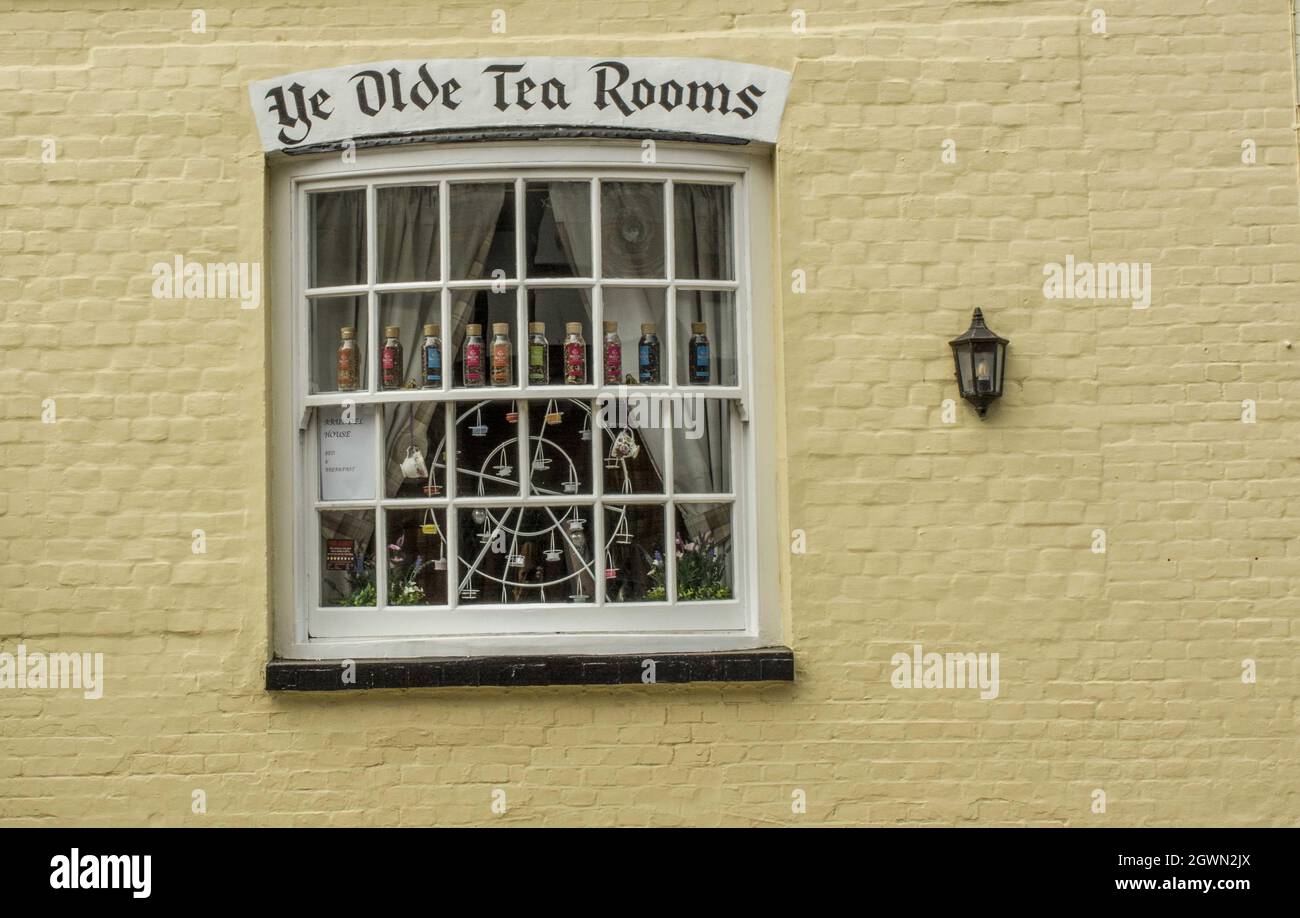 englisches Fenster im alten Stil in Arundel, England Stockfoto