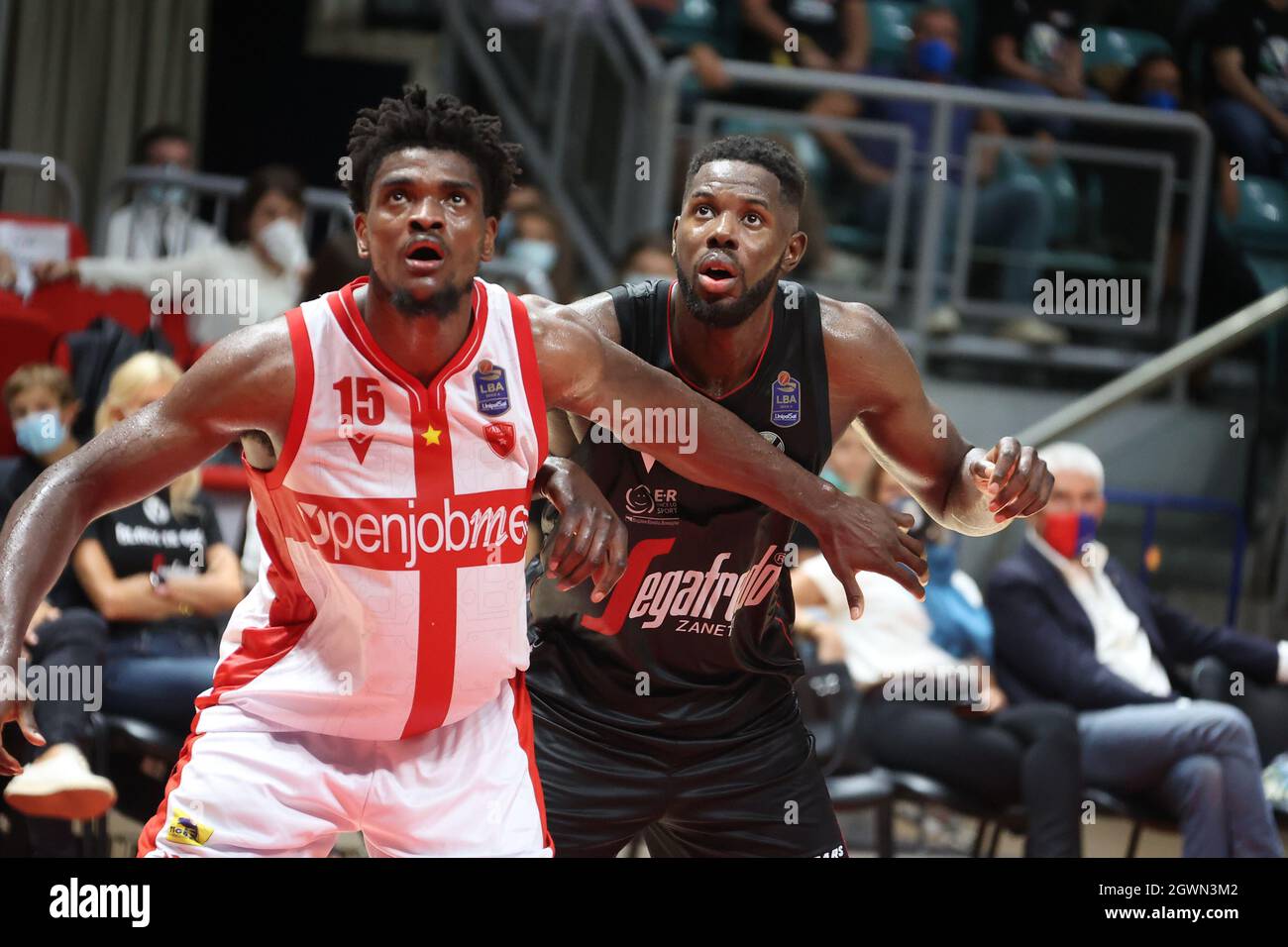 Bologna, Italien. Oktober 2021. John Egbunu (Openjobmetis Pallacanestro Varese) s und Mouhammadou Jaiteh (Segafredo Virtus Bologna) während der Serie A1 italienischen LBA Basketball-Meisterschaft Spiel Segafredo Virtus Bologna gegen. Openjobmetis pallacanestro Varese im Sportpalast Paladozza - Bologna, 3. Oktober 2021 Quelle: Independent Photo Agency/Alamy Live News Stockfoto