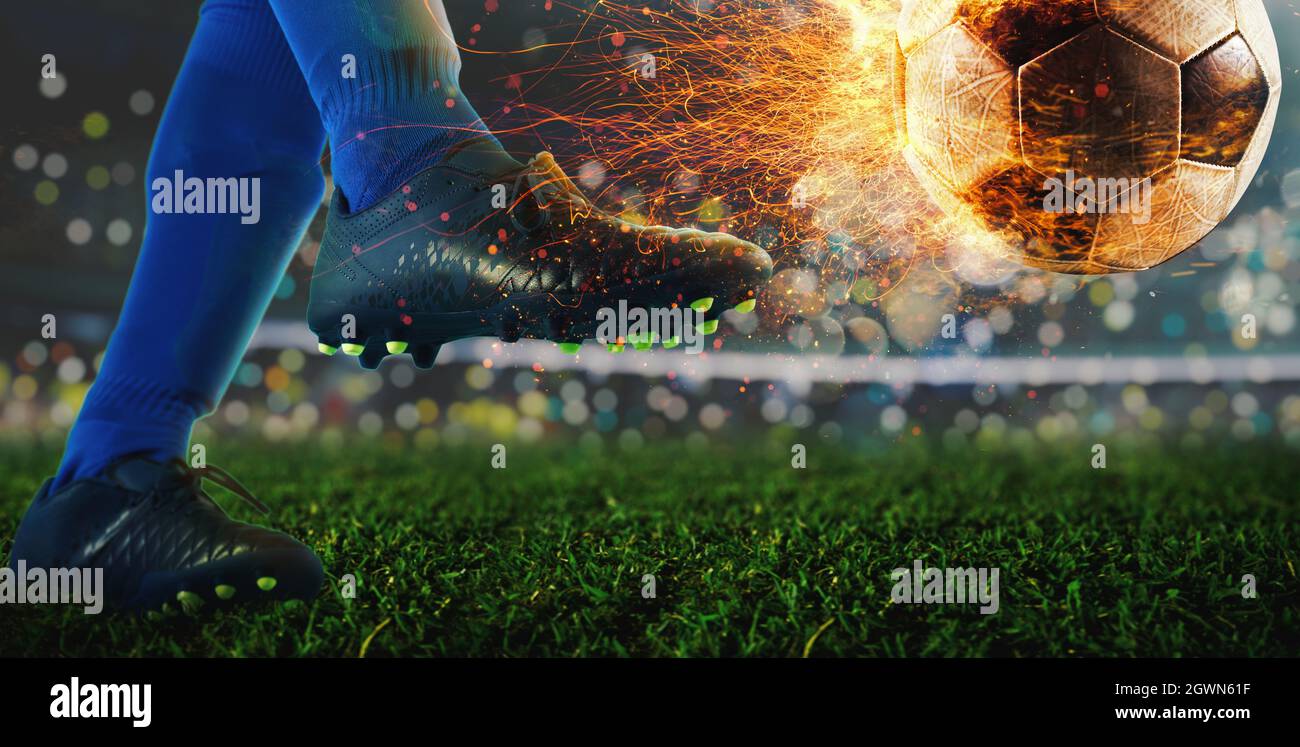 Kraftvoller Kick eines Fußballspielers mit feurigem Ball Stockfoto