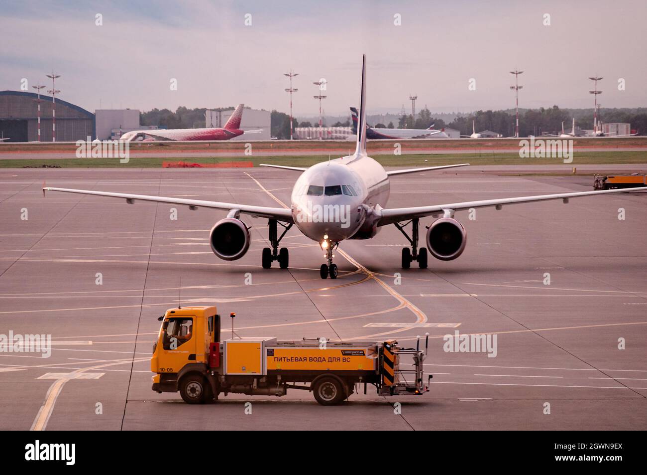 MOSKAU, RUSSLAND - 08 02 2021: Airbus A320-Düsenflugzeug der russischen Fluggesellschaft Aeroflot - Russian Airlines parkt am internationalen Flughafen Sheremetyevo Stockfoto