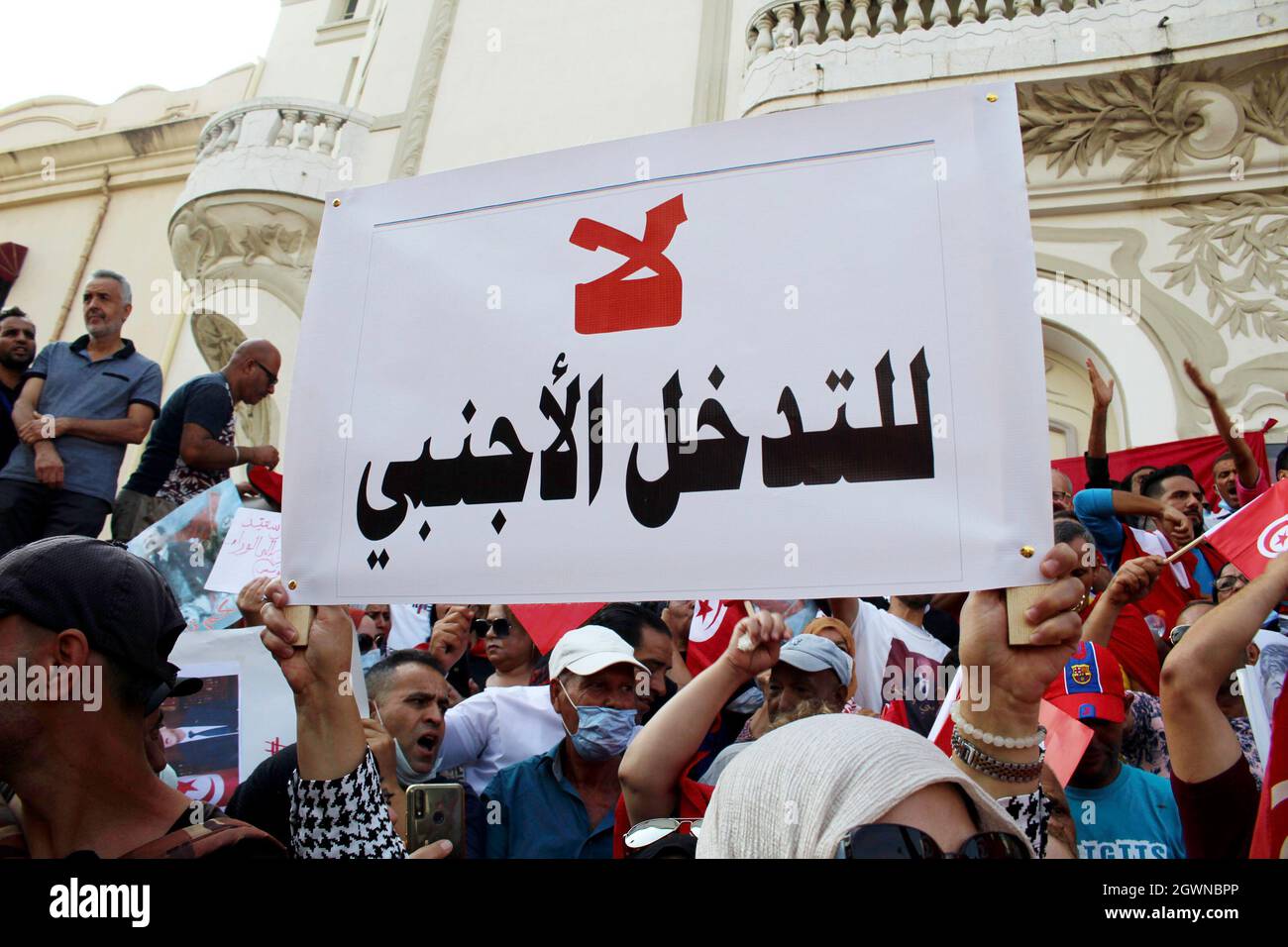 Ein Demonstranten hält während einer Kundgebung an der Habib Bourguiba Avenue in Tunis ein Plakat mit Slogans hoch. Tausende versammelten sich zur Unterstützung von Präsident Kais Saied, nachdem er die Legislaturperiode suspendiert, die Regierung entlassen und die Kontrolle über die Justiz übernommen hatte, um später per Dekret zu regieren. Stockfoto