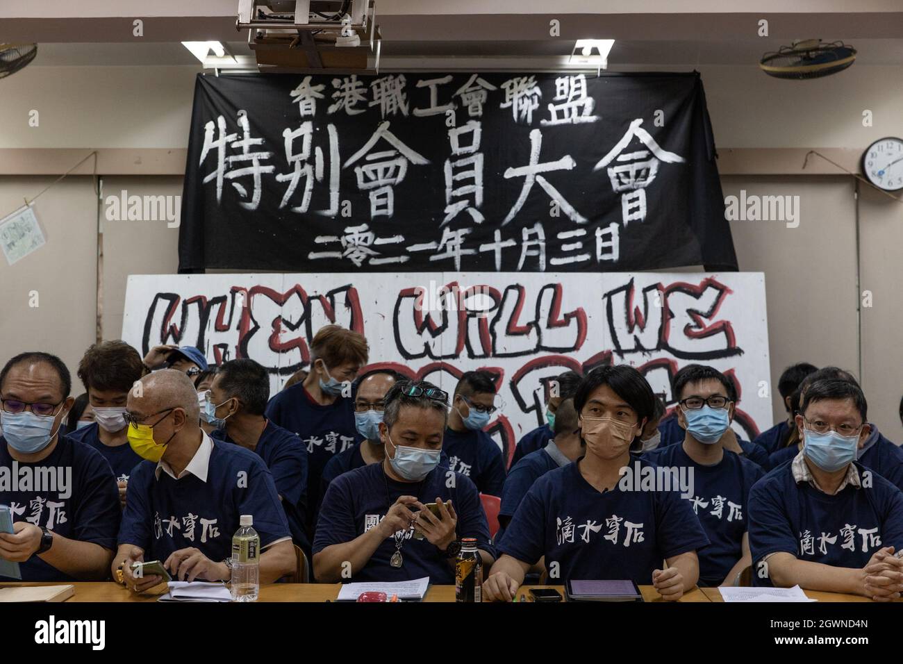 Hongkong, Hongkong. Oktober 2021. Die Mitglieder der HKCTU bereiten sich auf das Protokoll vor dem Beginn der Pressekonferenz vor.unter der politischen Repression hat die größte oppositionelle Gewerkschaft Hongkongs, der Gewerkschaftsbund Hongkong (HKCTU), heute eine Sondersitzung abgehalten und die Abstimmung über die Auflösung verabschiedet, die ihre 31-jährige Dienstzeit seit 1990 beendet. Nach einem Fegen gegen jeden Dissens von chinesischen Beamten in der Stadt. Kredit: SOPA Images Limited/Alamy Live Nachrichten Stockfoto